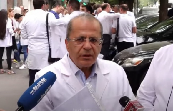 Акция врачей в поддержку Армена Чарчяна у здания ССС (видео)