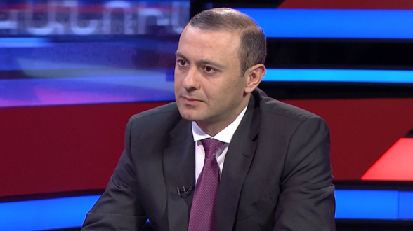 Охраняет РФ, вооружает РФ, пограничный контроль осуществляет РФ, а чем занимаются избранные власти?