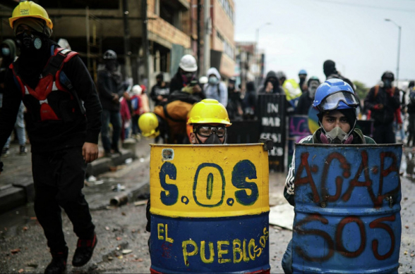 В Колумбии протестующие забросали камнями автомобиль министра транспорта
