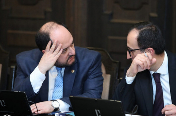 Արսեն Թորոսյանն ազատվել է վարչապետի աշխատակազմի ղեկավարի պաշտոնից. այդ պաշտոնում նշանակվել է Արայիկ Հարությունյանը