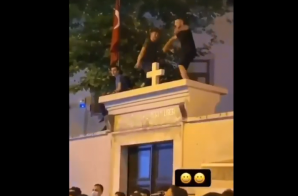 В Стамбуле осквернили армянскую церковь, виновников задержали (видео)