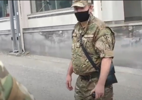 Հատուկջոկատայինները մտել են Զանգեզուրի պղնձամոլիբդենային կոմբինատ և բերման ենթարկել ԶՊՄԿ աշխատակցի (տեսանյութ)