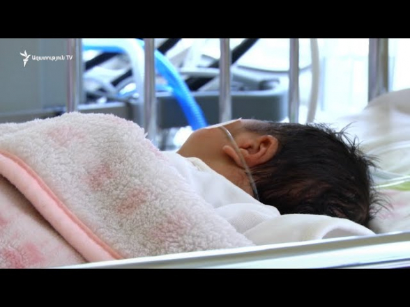 «Из коробки раздавался плач младенца»: на улице Арцаха нашли новорожденного ребенка