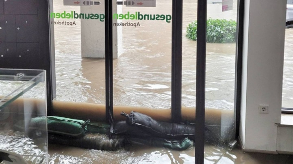 Около 30 человек пропали без вести после наводнения на западе Германии (видео)