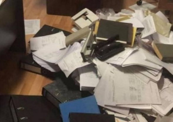 Один из рабочих кабинетов Зангезурского медно-молибденового комбината после обыска