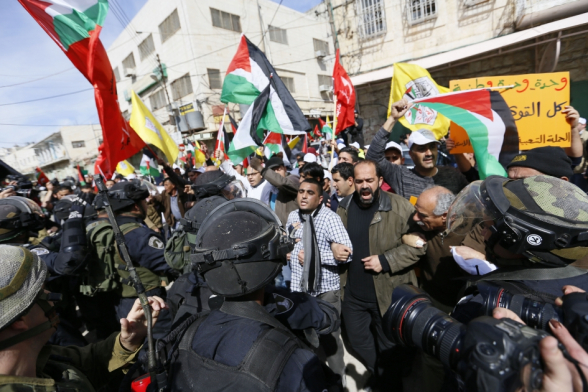 Не менее 75 палестинцев пострадали в стычках с полицией Израиля на Западном берегу Иордана