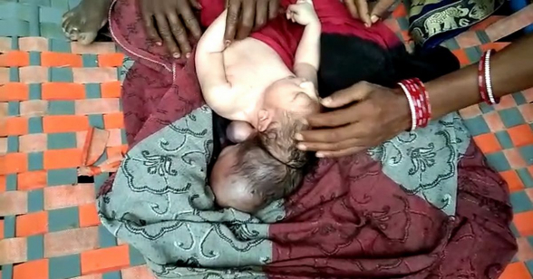 В Индии родился трехглавый младенец: дом новорожденного осаждают паломники