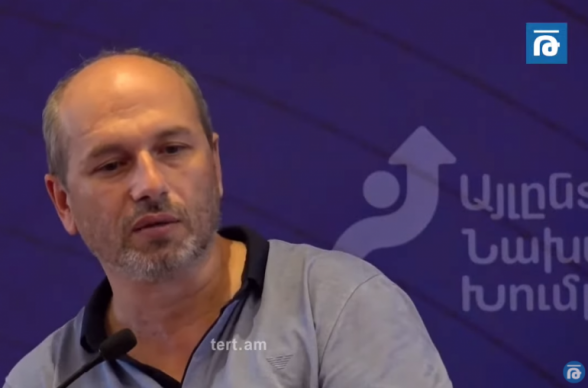 «Ոստիկաններից մեկն ասաց՝ գլուխը խփեք գետնին․ հավաքվեցին մոտ 15-20 հոգով, զգացի, որ արդեն ձեռքս կոտրում են, ինձ գցեցի գետնին, բայց ես ընդամենը գնում էի քննարկման մասնակցելու»․ Գ․Նազարյան (տեսանյութ)