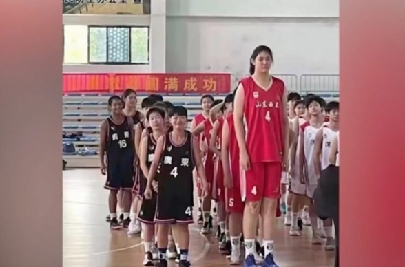 В Китае обратили внимание на юную баскетболистку ростом 2,26 м