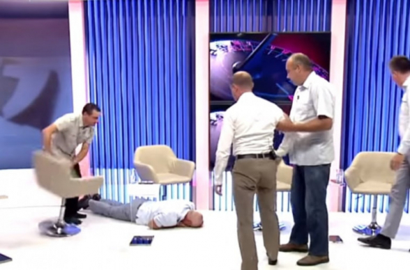 Ծեծկռտուք` ուղիղ եթերում. Մոլդովայի նախկին ՆԳ փոխնախարարը ընդդիմախոսից բռունցքի մի քանի հարված է ստացել և ուշագնաց եղել (տեսանյութ)