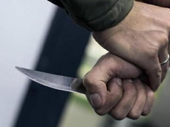 Կռվից հետո 4 հոգով գնացել են տան բակ, վնասել մեքենան, քաշքշել ու հայհոյել մորն ու կնոջը, ապա դանակահարել տղամարդուն