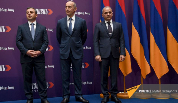 Ընդդիմության առաջին օրենսդրական նախաձեռնություններից են լինելու պատգամավորական գործունեության համար ավելացրած գումարները դարձյալ նվազեցնելն ու կառավարական առանձնատների համակարգը վերացնելը