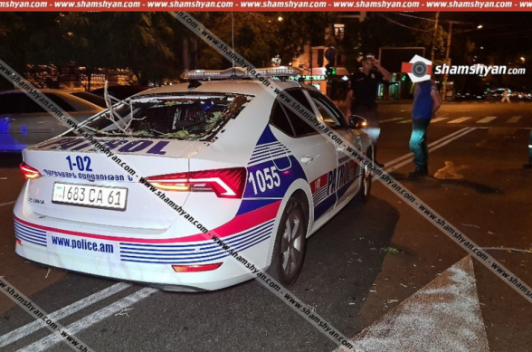 Массивное дерево упало в центре Еревана на автомобиль патрульной службы