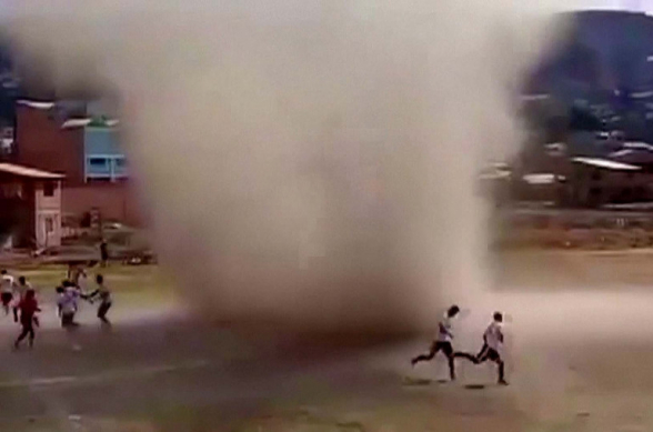 В Боливии перед матчем на поле появился «пыльный дьявол»