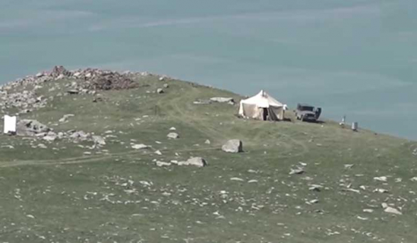 Սև լճի հարակից տարածքում Ադրբեջանը մեկ հարկանի քարե շինություն է կառուցել. պատրաստվում են այնտեղ ձմեռն անցկացնել. Գորիսի փոխքաղաքապետ