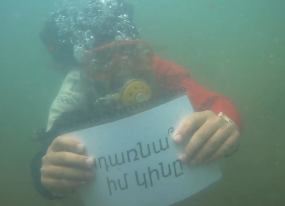 «Կդառնա՞ս իմ կինը». Սիրասը Անիին ամուսնության առաջարկ է արել Սևանի հատակին (տեսանյութ)