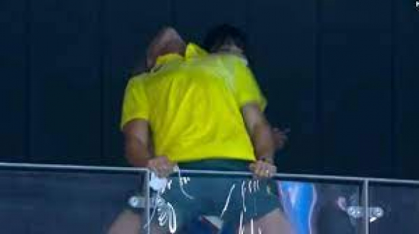 Олимпиада-2020: тренер пловчихи из Австралии от радости едва не вырвал ограждение