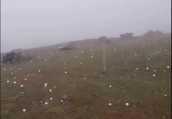 Гору Гоми в Грузии засыпало градом размером с куриное яйцо