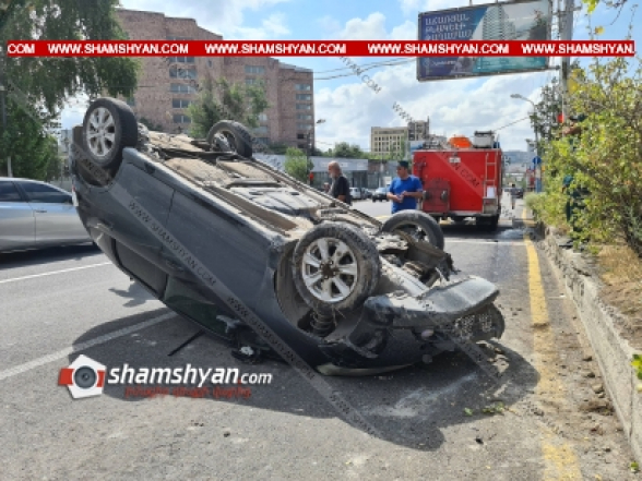 Երևանում՝ Աճառյան փողոցում, բախվել են Mercedes-ն ու Honda Fit-ը․ վերջինս գլխիվայր շրջվել է