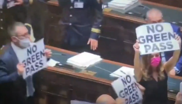 Իտալացի պատգամավորները պաստառներով վազել են դահլիճով ՝ բողոքելով Covid-սերտիֆիկատների դեմ