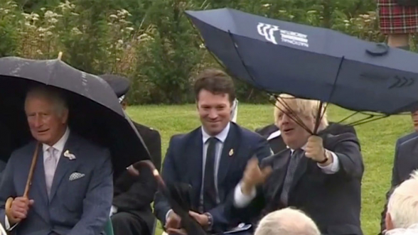 Борис Джонсон рассмешил принца Чарльза своим «укрощением» зонта