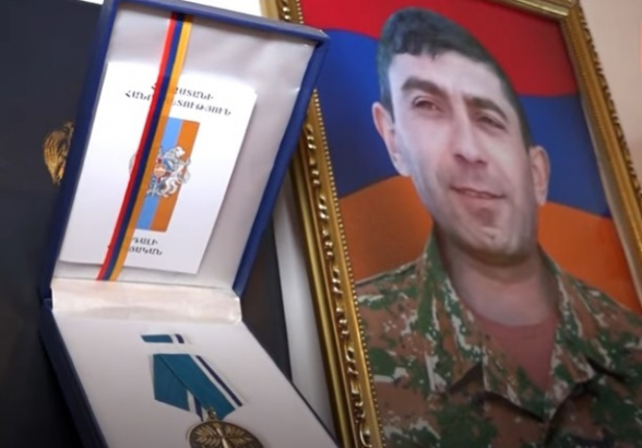 Живущая в полуразрушенном доме семья героя