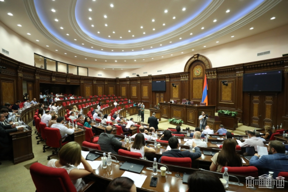 Գոր­ծող խորհր­դա­րա­նից ուզում են մաք­սի­մու­մը «քա­մել». իշխող խմբակցությունում խուճապ է եղել․ «Փաստ»