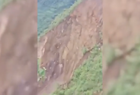 В Индии огромный оползень снес в пропасть дорогу