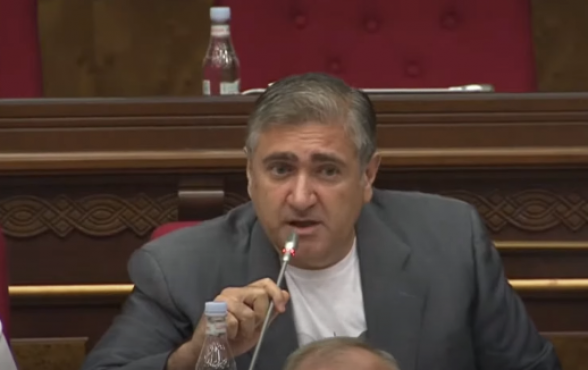 Մի՛ լռեցրեք պատգամավորին, մի՛ չարաշահեք ձեր ժամանակավոր պաշտոնը. Արթուր Խաչատրյանը՝ Կնյազ Հասանովին (տեսանյութ)