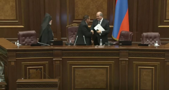 Անհարմար իրավիճակ՝ ԱԺ նիստի բացմանը. պատգամավորի ձեռքը մնաց օդում, կաթողիկոսը հեռացավ՝ առանց ձեռքսեղմման