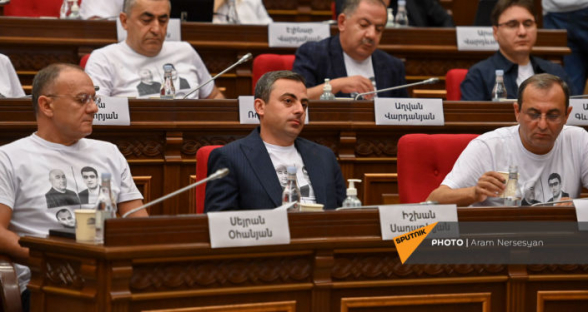 Депутаты от блока «Армения» пришли на первое заседание НС в футболках с фотографиями арестованных глав общин Сюника (видео)
