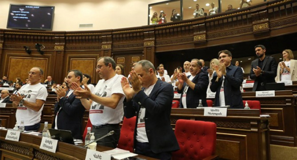 Հոտնկայս ծափահարություններ՝ միայն Սյունիքի կալանավորված համայնքապետերին