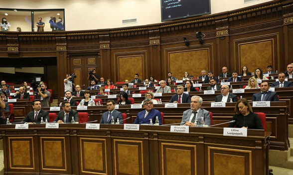 Նկարում տեսանելի չէ հիմնական գլուխգործոցը՝ շուրջ 680․000 հայերի մարմնավորումն ու հավաքական կերպարը