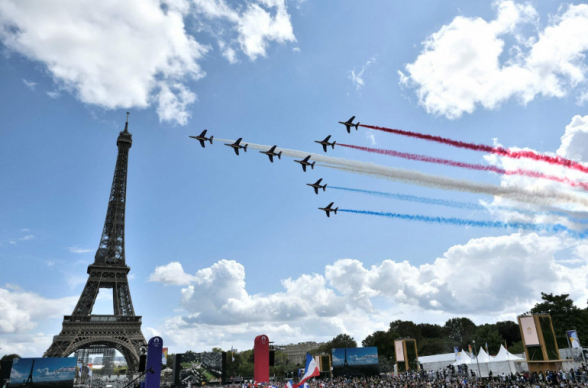 Օլիմպիական ջահը փոխանցվել է Ֆրանսիային. Մակրոնը Էյֆելյան աշտարակի գագաթից ողջունել է միջոցառմանը հետևողներին (լուսանկար)