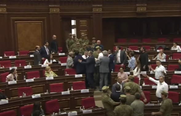 Լարված իրավիճակ ԱԺ-ում. ներս եկան անվտանգության աշխատողները, նիստն ընդհատվեց (տեսանյութ)