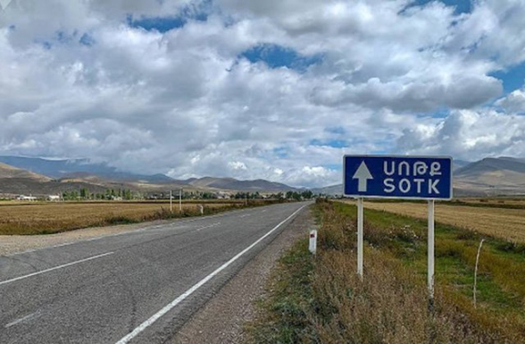 «Ահավոր վիճակ է, անօդաչուն գլխներիս վերևով անցավ…». Սոթքի բնակիչներն ահազանգում են, համայնքապետը հաստատում է (տեսանյութ)