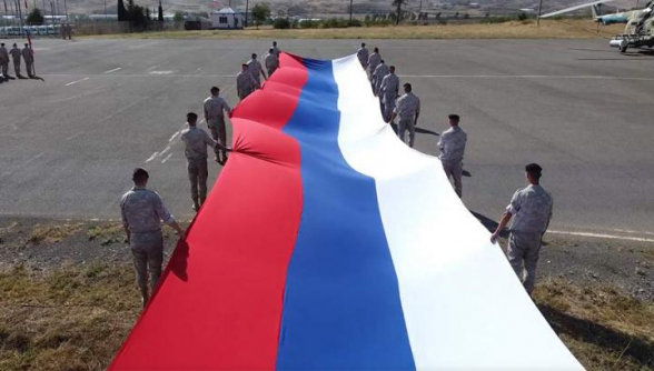В Нагорном Карабахе развернули 50-метровый флаг России (видео)