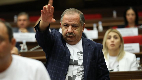 Ջարդված ատամները ցույց տալու թատրոն են ներկայացնում. Աղվան Վարդանյանը Արմեն Չարչյանի կալանավորման մասին