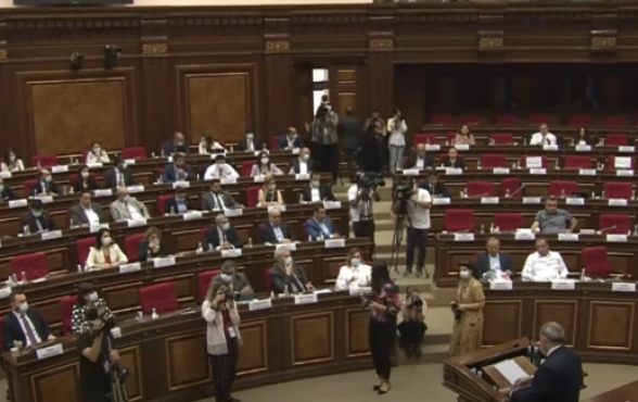 Большинство депутатов от фракции «Армения» покинули зал заседаний перед выступлением Никола Пашиняна (видео)