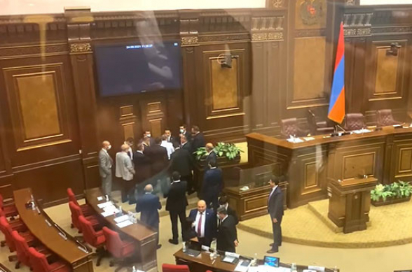 ԱԺ նիստի ընդմիջմանը վիճաբանություն է տեղի ունեցել Ալեն Սիմոնյանի և «Հայաստան» դաշինքի անդամների միջև (տեսանյութ)