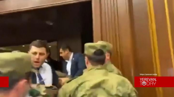 Сотрудники службы безопасности парламента забрали телефон и стерли видео потасовки в НС