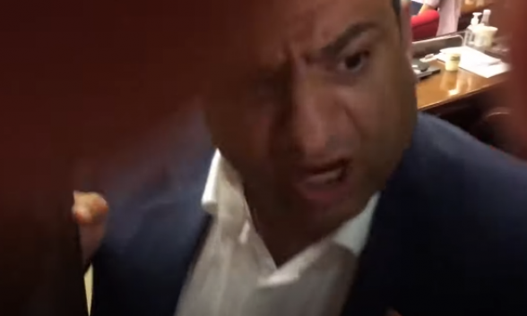 «Убирайтесь отсюда»: депутат ГД выдворил журналистов из зала заседаний (видео)
