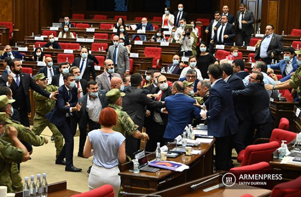 Ишхан Сагателян получили травмы во время потасовки в парламенте