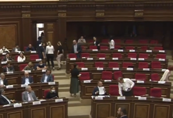 Ընդդիմությունը ելույթները ավարտելուց հետո լքեց դահլիճը (տեսանյութ)