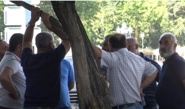 Անհետ կորած զինծառայողների հարազատները գիշերել են Կառավարության դիմաց (տեսանյութ)