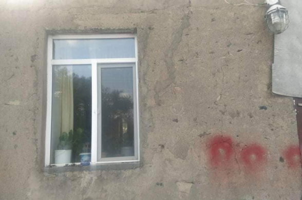 Կութ գյուղի այն տանը, որի պատը վնասվել է ադրբեջանական կրակոցներից, այդ պահին տարեցներ ու երեխաներ են եղել