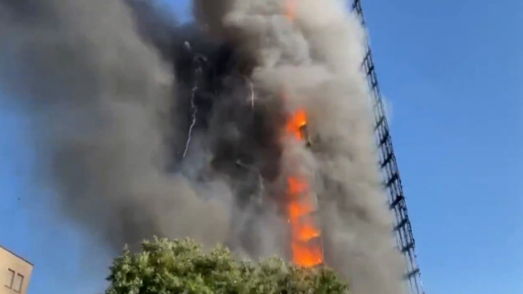 Миланская 15-этажка превратилась в факел (видео)