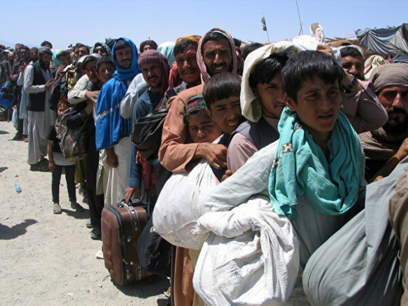 Тысячи афганцев скопились у границ с Пакистаном и Ираном в надежде покинуть страну
