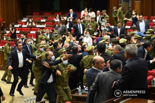 Գնա­լով ավե­լի ու ավե­լի են դո­ղում իրենց անվ­տան­գու­թյան հա­մար. «Փաստ»