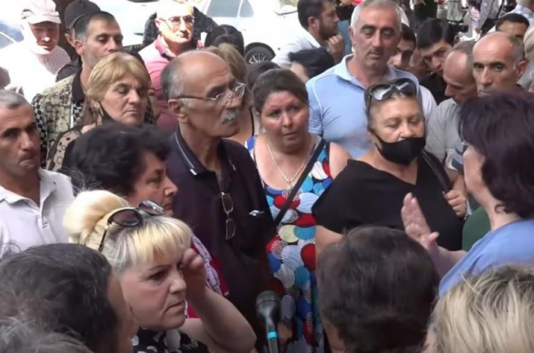 Жители Кашатага провели акцию протеста у здания Правительства (видео)
